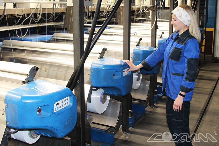 Ирина Забавина, оператор кручения и намотки, производит перезаправку позиции, фото